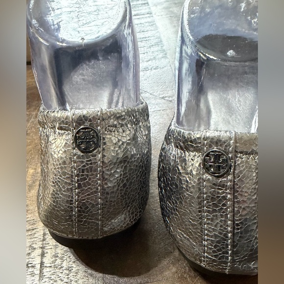 EUC Tory Burch Azalea crystal-bow scrunch ballet flats in pewter - Picture 4 of 9